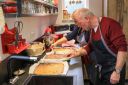 Riet en Bert bezig met voorbereiding koekjes